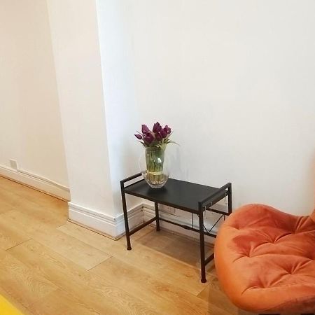 Blossom Apartment With Garden Лондон Екстериор снимка
